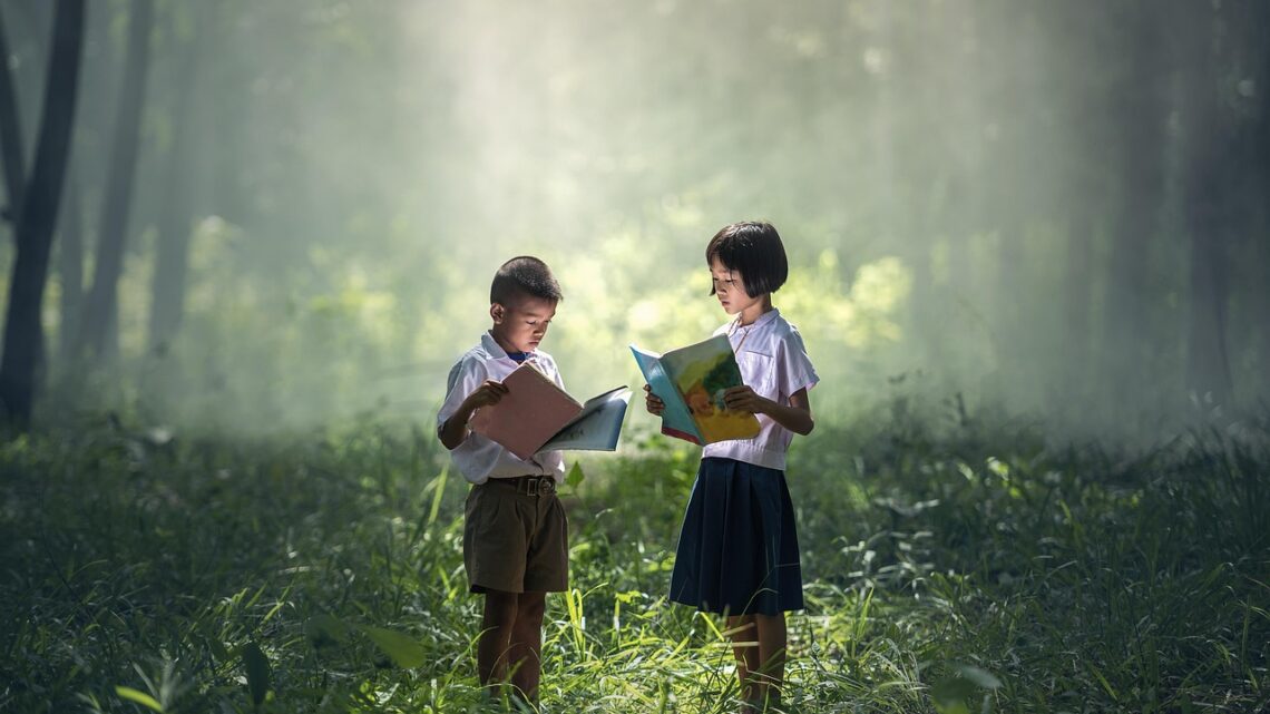Avontuurlijke leeshoeken buiten: boekenliefhebbers onder de zon