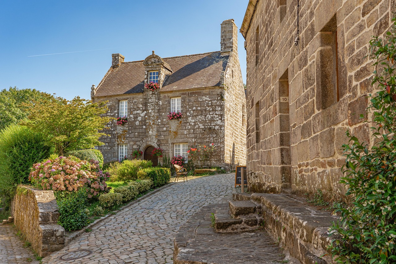 Witte houten meubels in Franse badkamersetting.