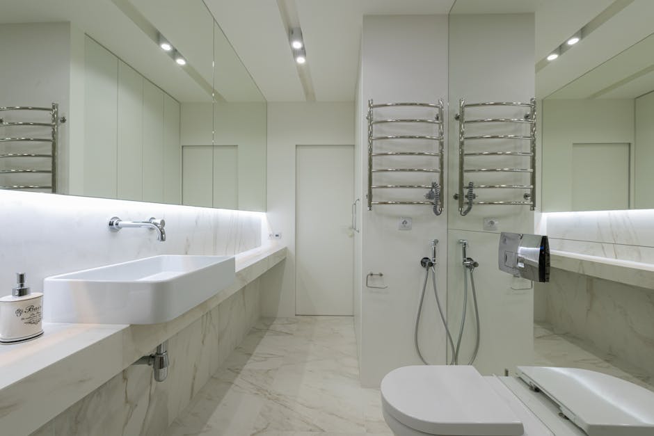 Strakke witte wastafel met moderne kranen. Strakke witte wastafel met moderne kranen.