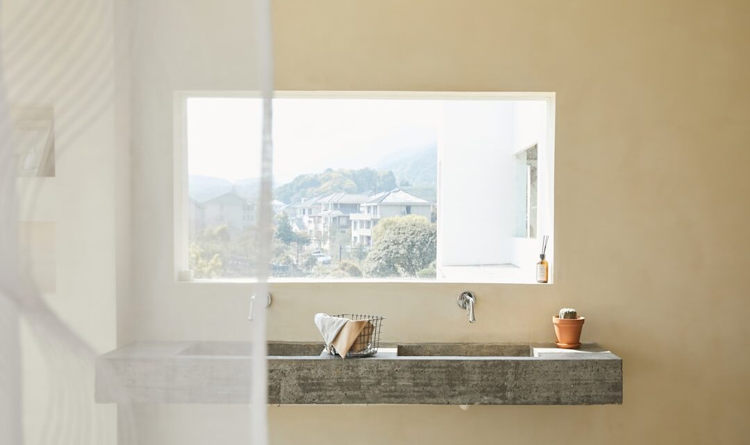 Creëer een minimalistische badkamer voor rustgevende ochtenden