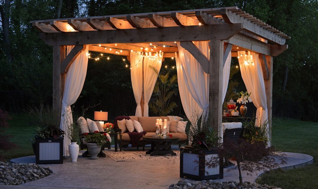 DIY pergola-ontwerpen om de zon buiten te houden