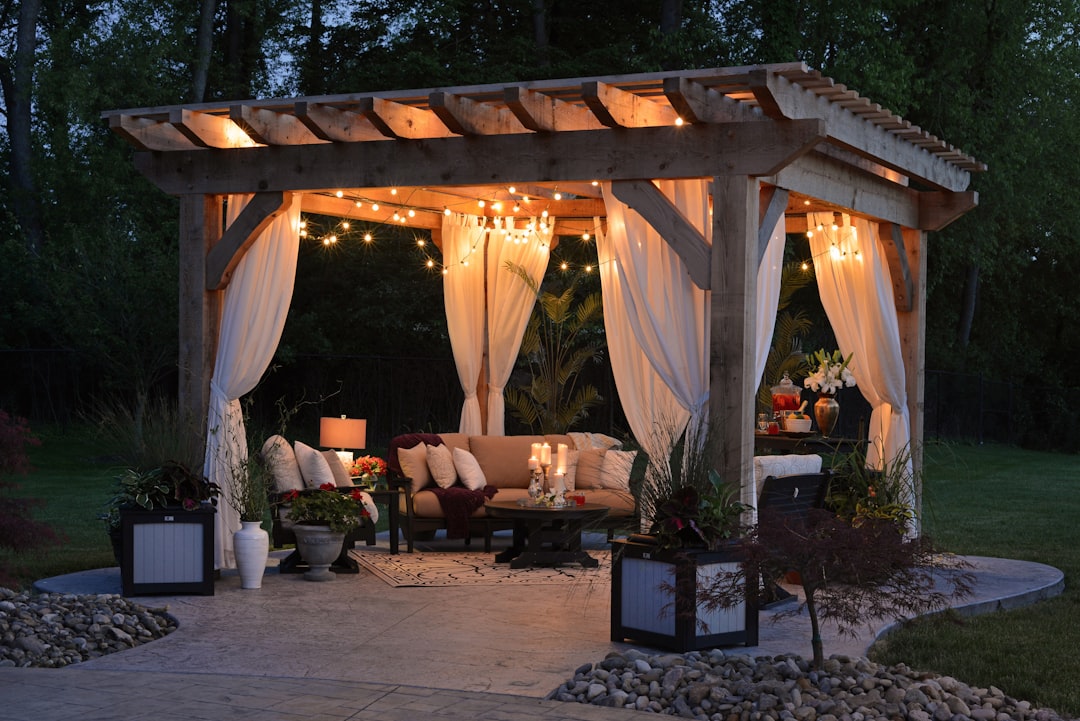 Houten DIY pergola met zonnedoek en planten Houten DIY pergola met zonnedoek en planten