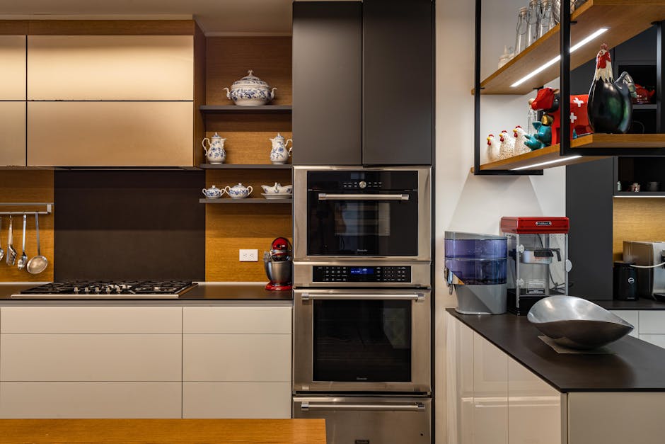 Toonzaal met modulaire keuken in futuristische stijl. Toonzaal met modulaire keuken in futuristische stijl.