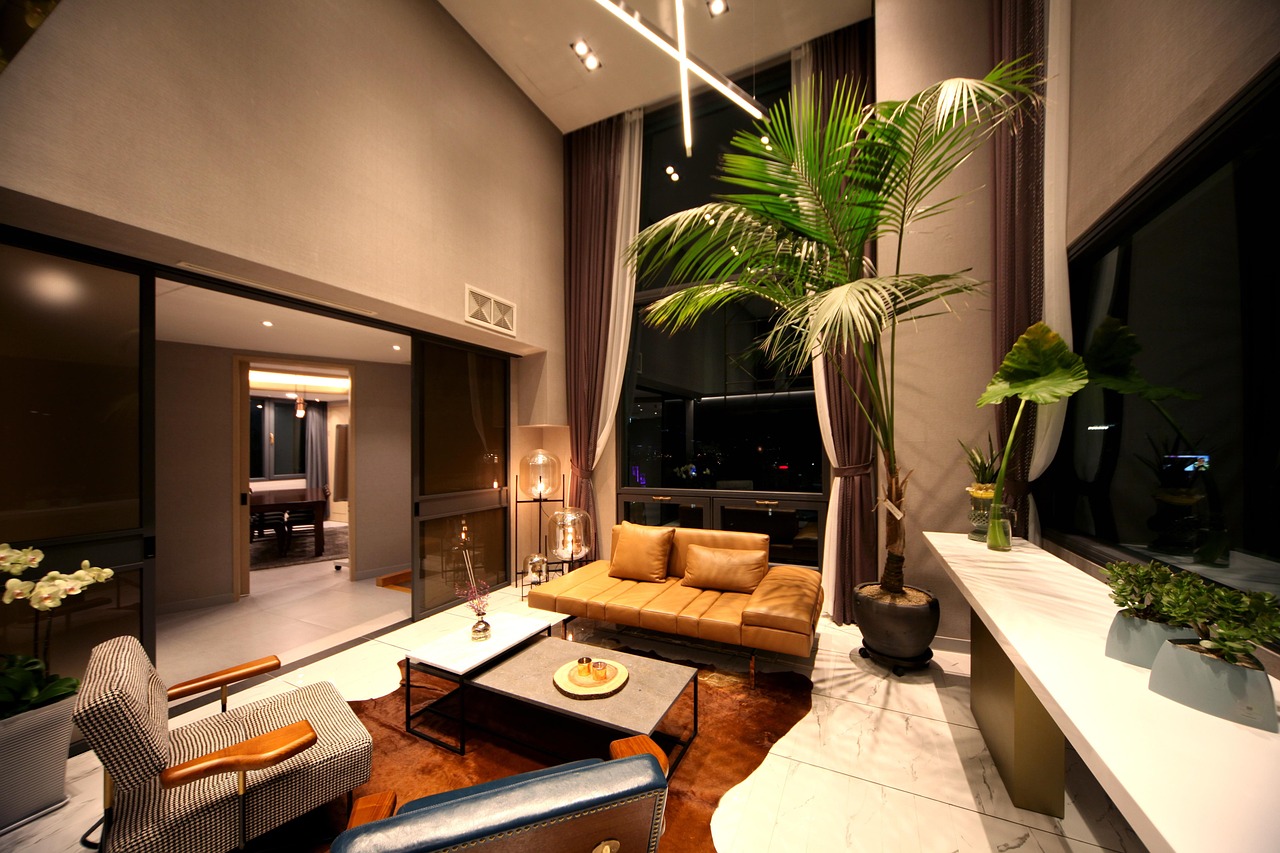 Zomers interieur met aromatherapielampen en bloemen. Zomers interieur met aromatherapielampen en bloemen.