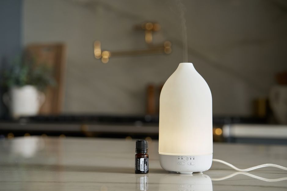 Diffuser verspreidt rustgevende aroma's voor ontspanning. Diffuser verspreidt rustgevende aroma's voor ontspanning.