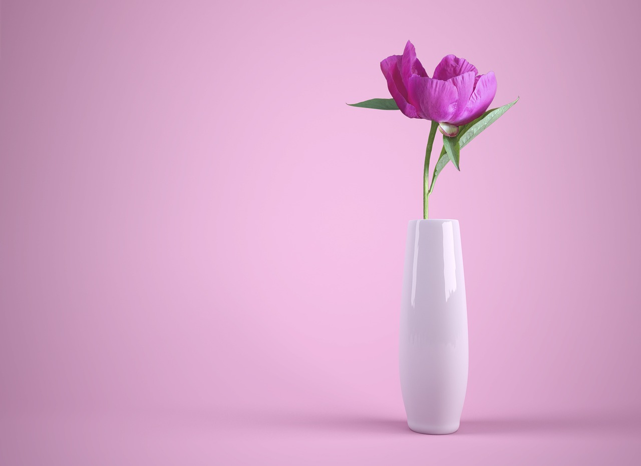 Vaas met kleurrijke bloemen in modern design. Vaas met kleurrijke bloemen in modern design.