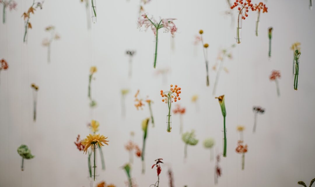 Het effect van natuurlijke bloemenpatronen op moderne inrichting