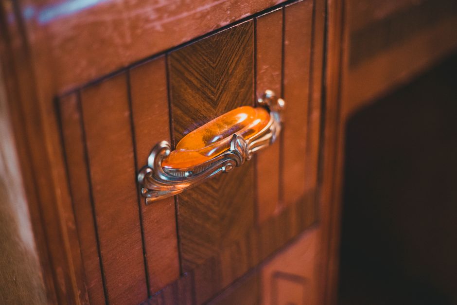 Groene planten in art deco potten naast bureau.