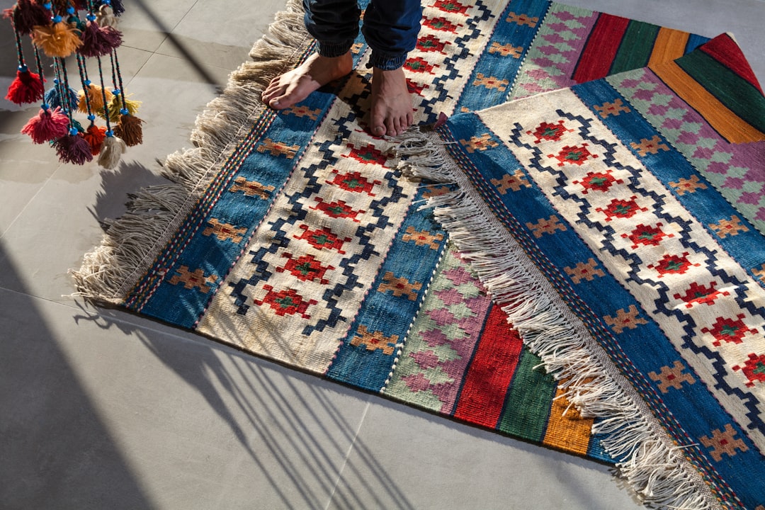 Trap met kleurrijk vloerkleed in levendige patronen. Trap met kleurrijk vloerkleed in levendige patronen.
