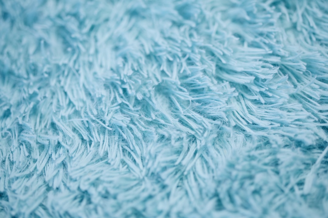 Turquoise kastje met pluchen speelgoed in babykamer.