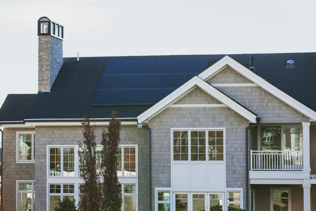 Zonnepanelen op het dak van een huis.