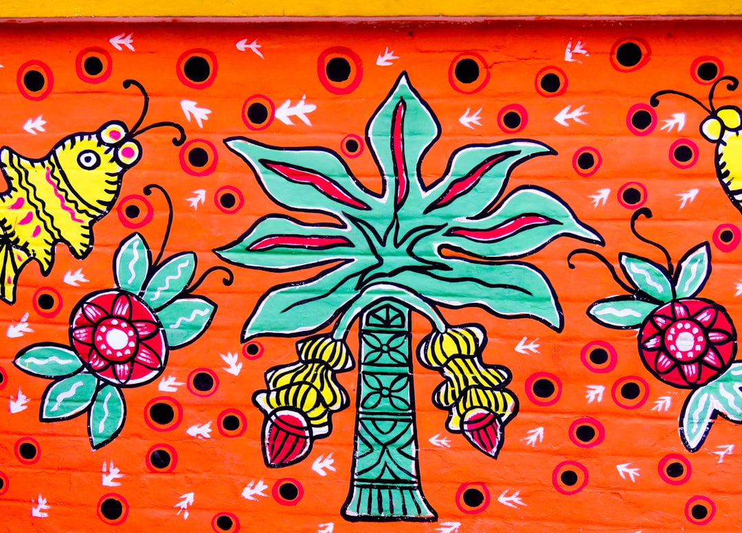 Handgeschilderd wanddecor met bloemenmotief. Handgeschilderd wanddecor met bloemenmotief.