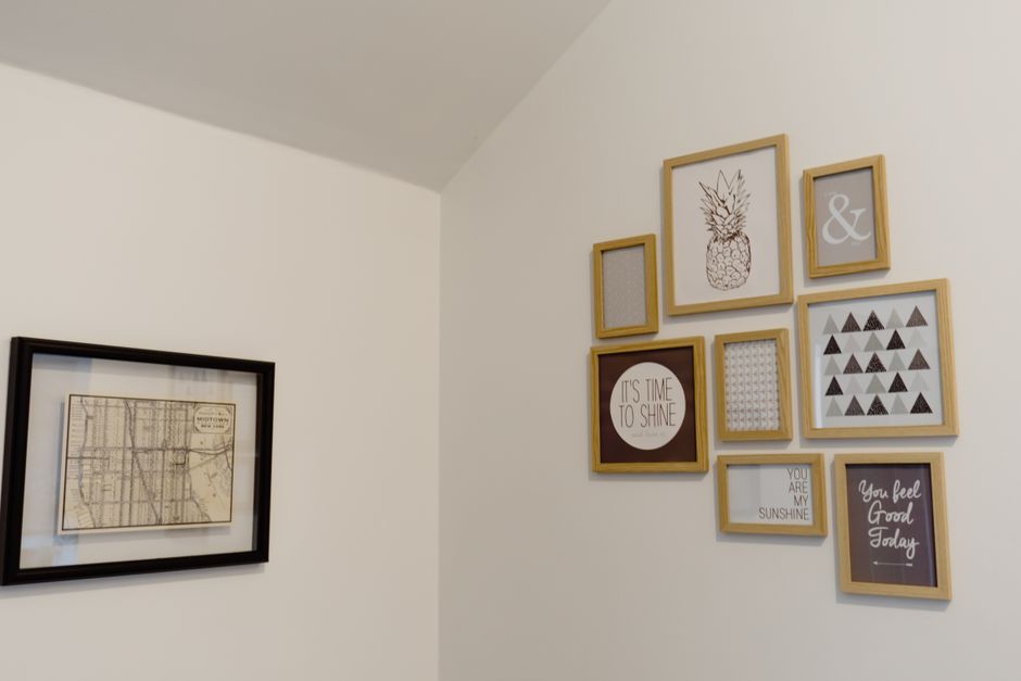 Moderne woonkamer met asymmetrische galerijwand. Moderne woonkamer met asymmetrische galerijwand.