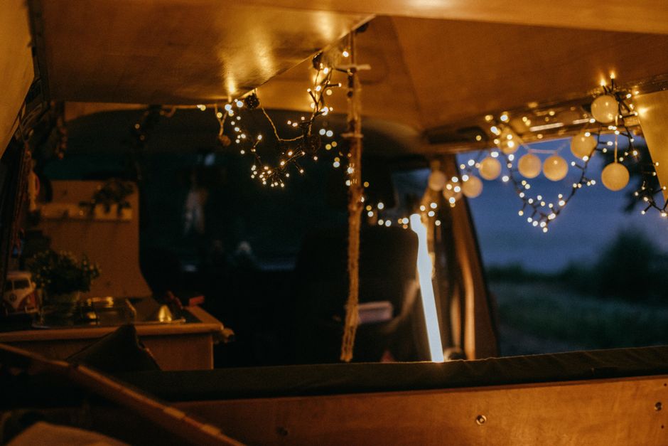 Rustieke gordijnen in caravan voor gezellige reiservaring.