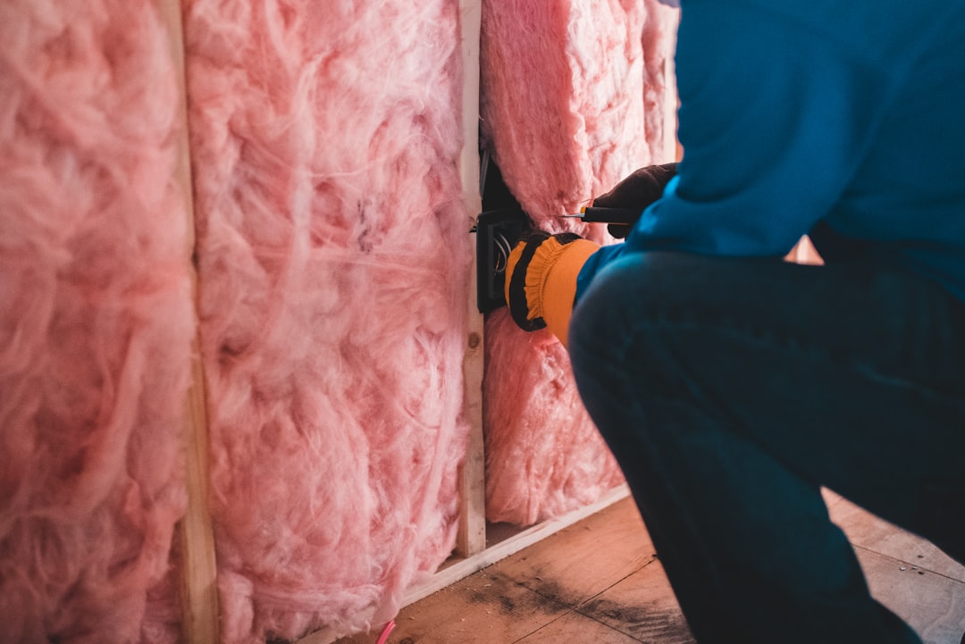 Vloerisolatie installatie in Nederlands huis. Vloerisolatie installatie in Nederlands huis.