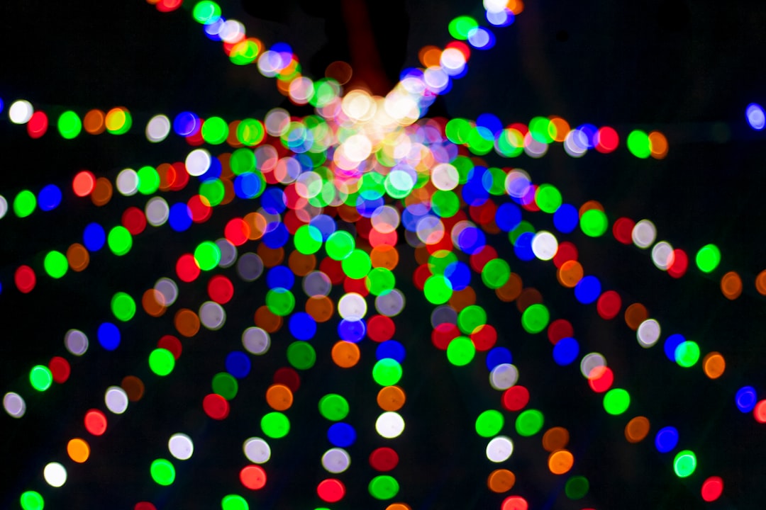 Felle lichtjes stralen in donkere herfstavond. Felle lichtjes stralen in donkere herfstavond.
