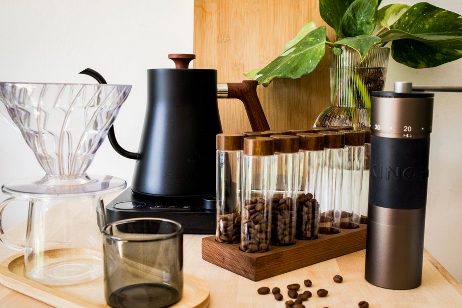 Modern koffiehoekje met kleurrijke mokken.