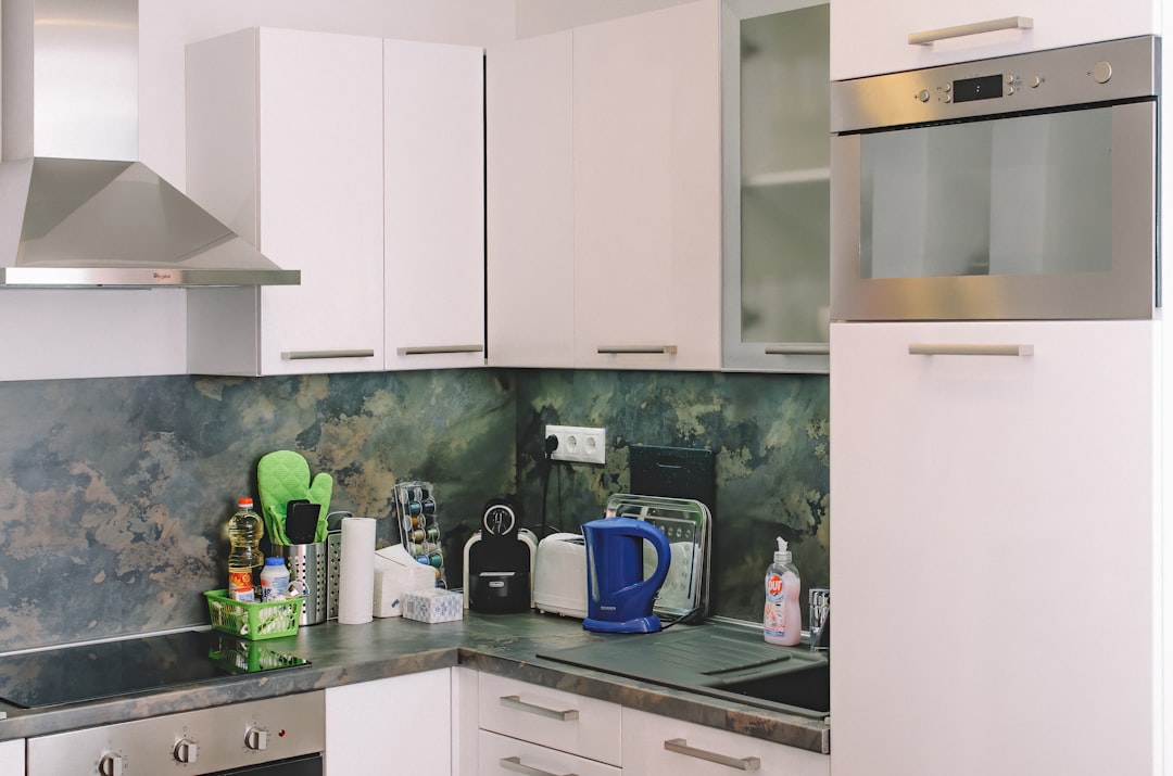 Gezellige koffiehoek met retro espressomachine.