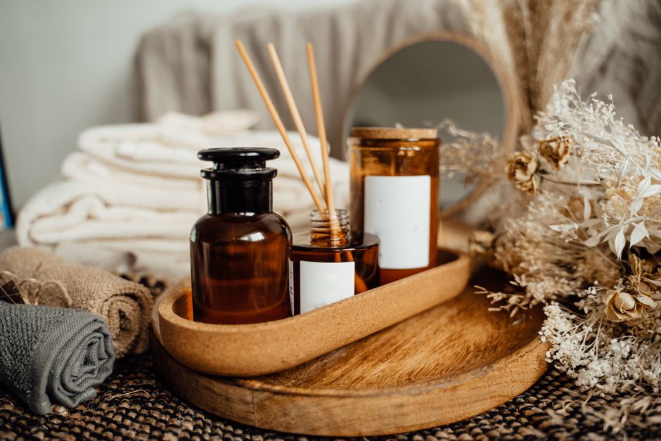 Luxe badkamer met planten en kaarsen. Luxe badkamer met planten en kaarsen.