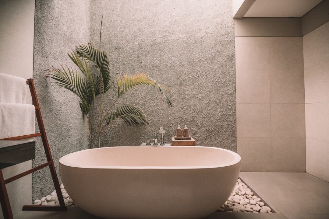 Modern wellness badkamer met houten accenten. Modern wellness badkamer met houten accenten.