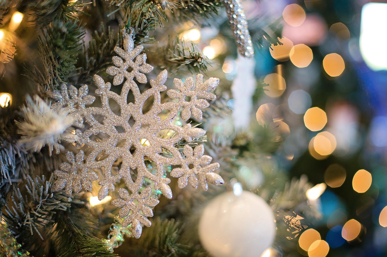 Eenvoudige kerstboom met witte versieringen Eenvoudige kerstboom met witte versieringen