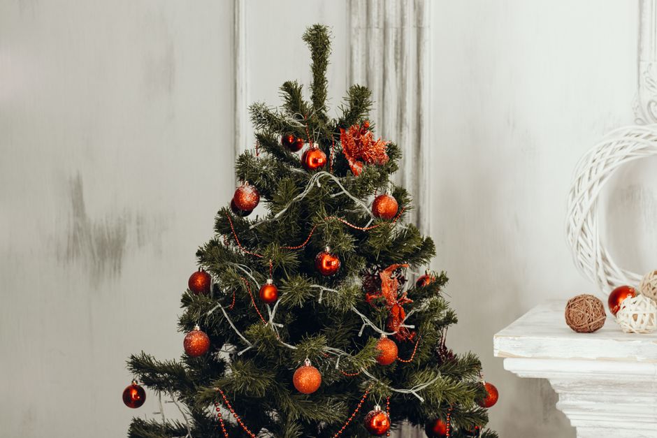 Minimalistische kersttafel met houten accenten Minimalistische kersttafel met houten accenten