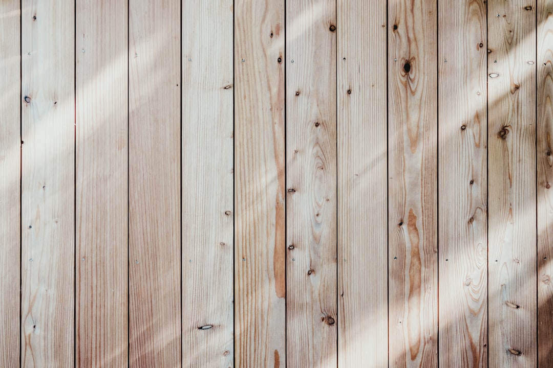Minimalistische houten wandplank met Scandinavische decoratie. Minimalistische houten wandplank met Scandinavische decoratie.