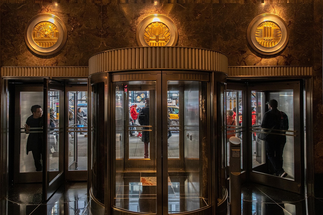 Rijke fluwelen gordijnen in art deco stijl