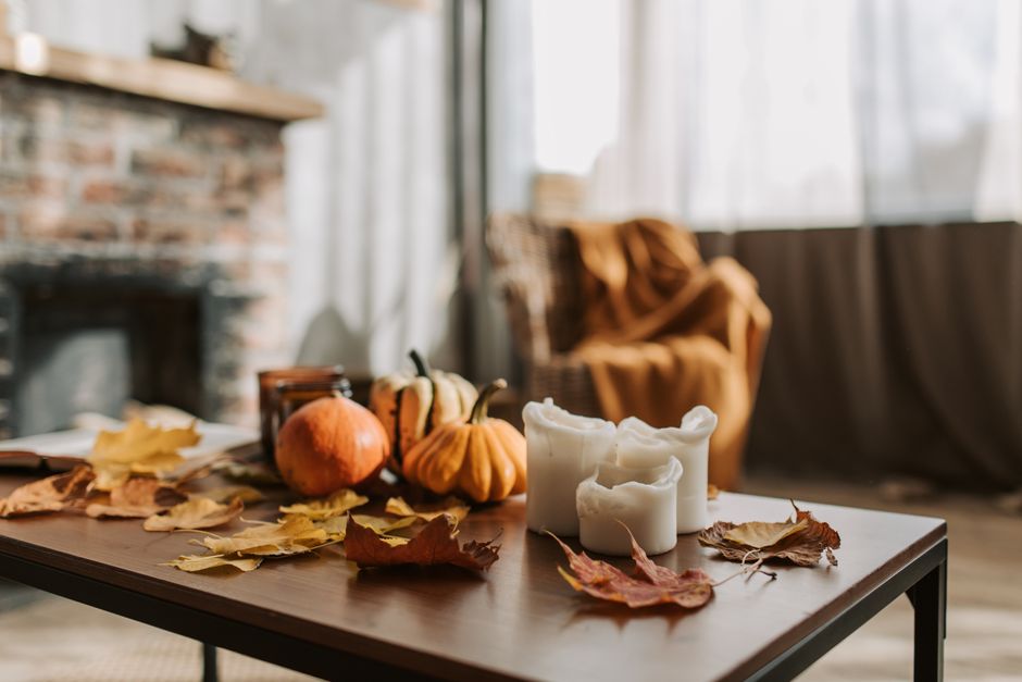 Gouden lamp verlicht kamer met herfsttinten. Gouden lamp verlicht kamer met herfsttinten.
