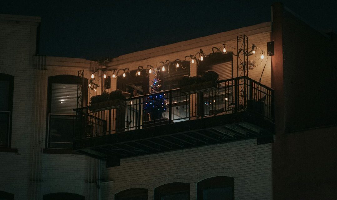 Hoe je balkon het hele jaar door gezellig maken met verlichting