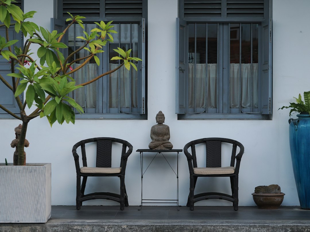 Zen tuin met kalm stromende waterpartij